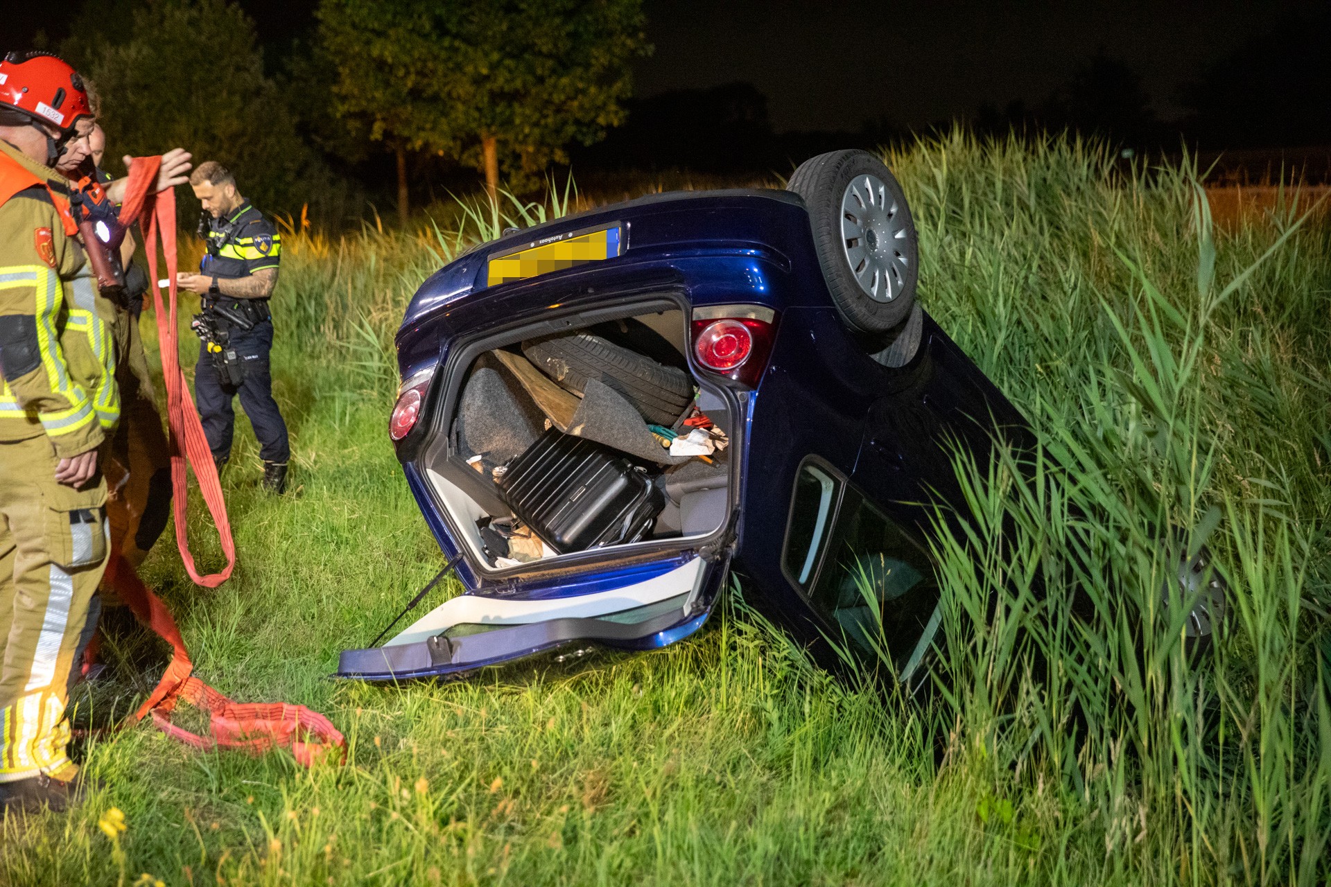 Auto aangetroffen in sloot bij Halsteren, bestuurder onvindbaar