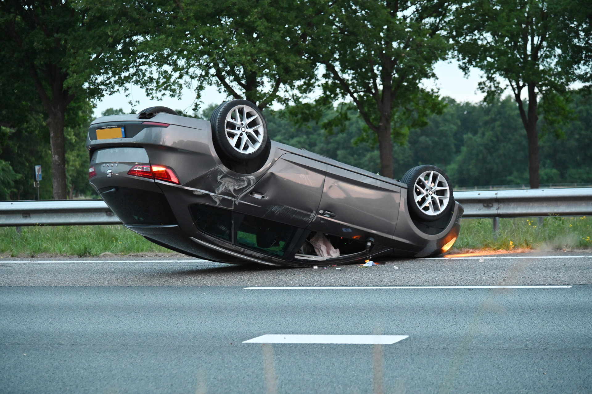 Auto belandt op de kop op na botsing op A58 bij Rucphen