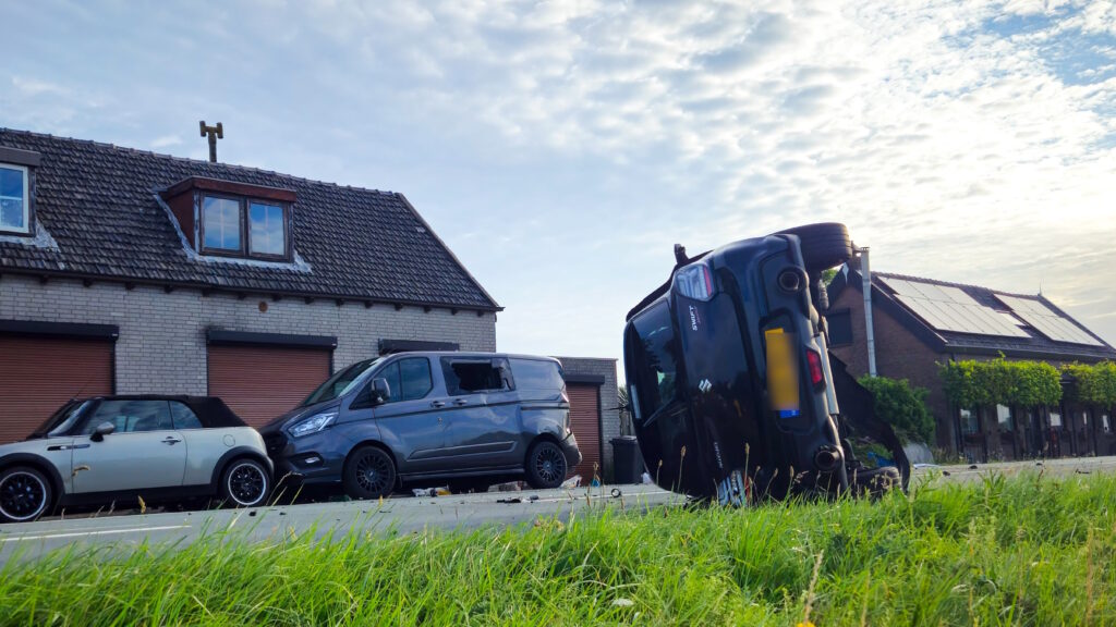 Aanzienlijke schade na botsing met stilstaande bedrijfsbus bij De Heen