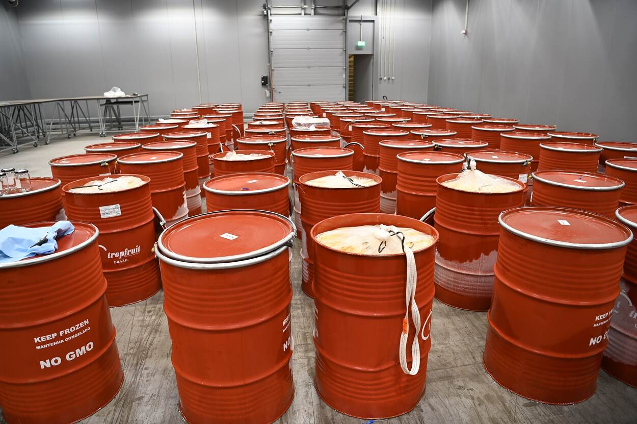 Vaten met vruchtensap blijken vol cocaïne te zitten, lading was onderweg naar Klundert