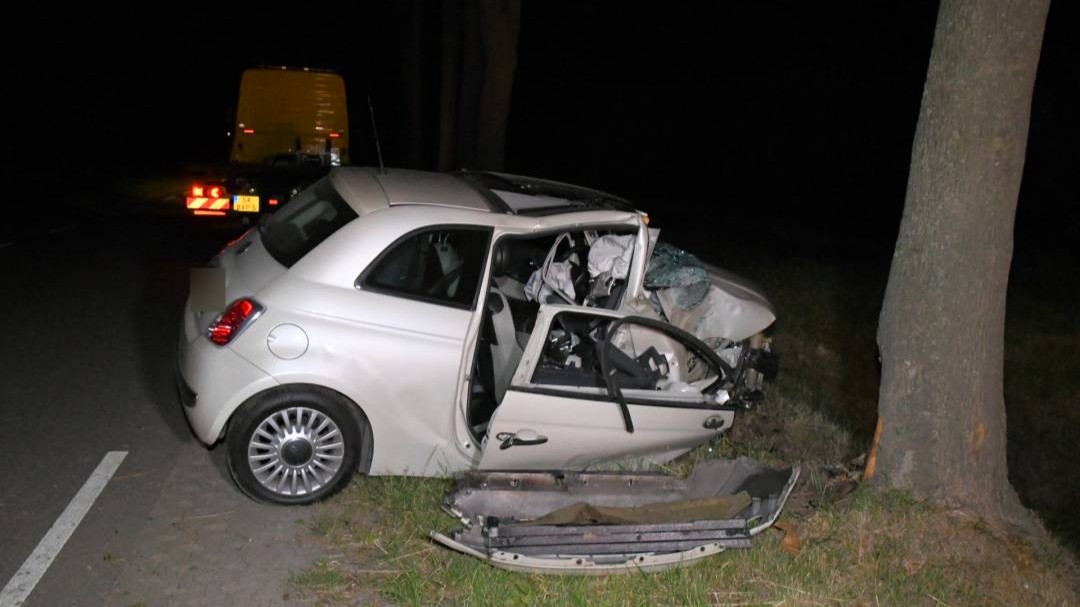 Fiat 500 total loss na crash tegen boom in Scherpenisse