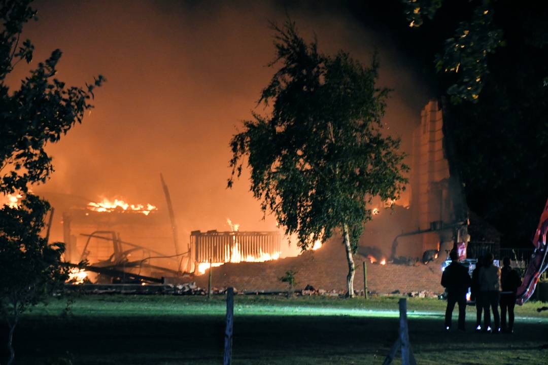 Brand verwoest grote schuur volledig