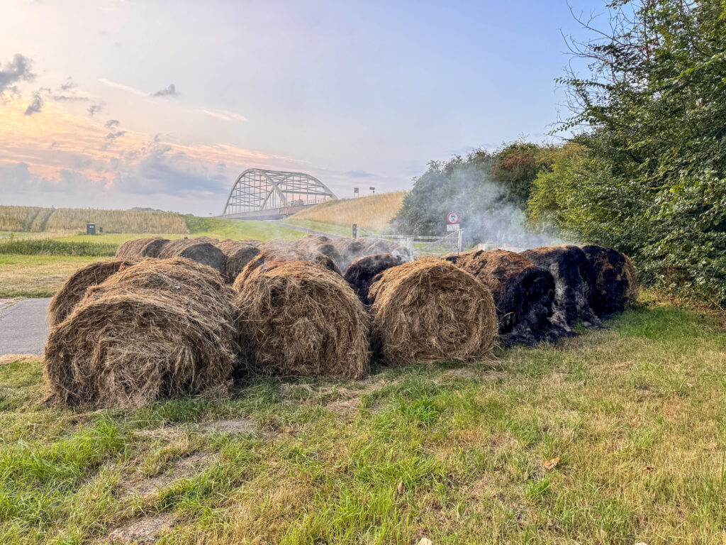 Hooibalen vatten vlam in buitengebied, brandweer rukt uit met waterwagen