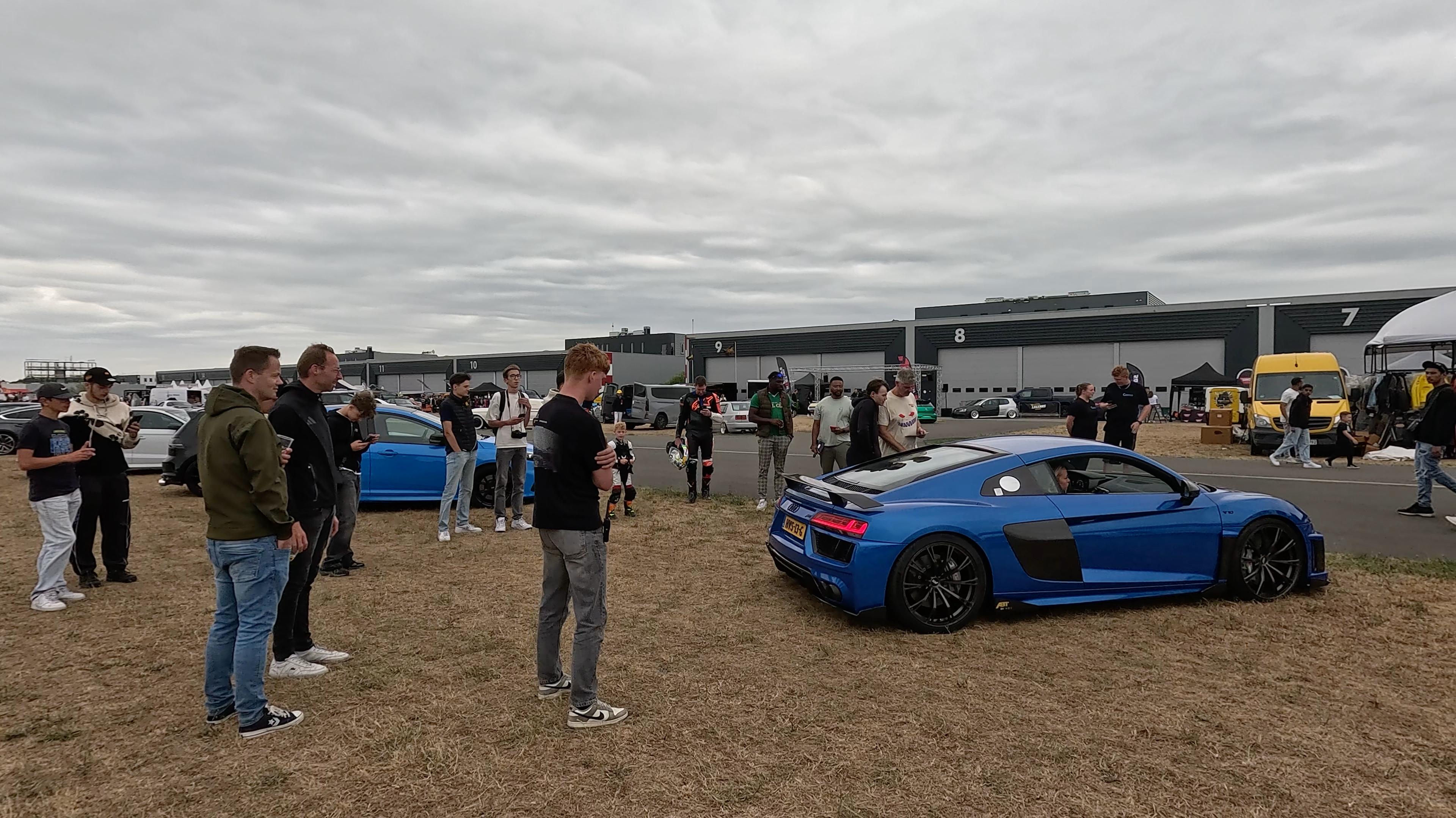 Duizenden autoliefhebbers verzamelen zich op Breda Airport