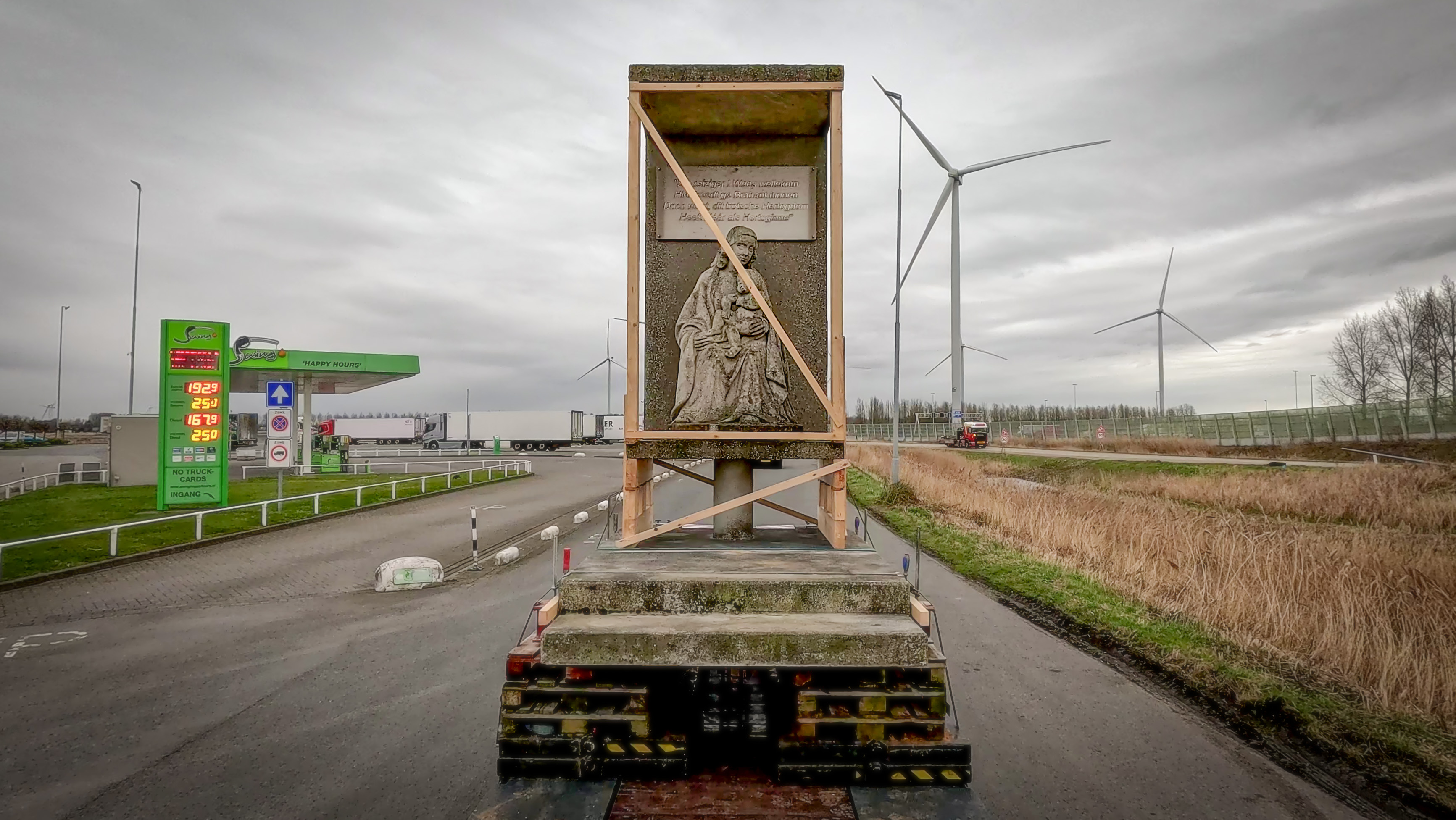 Nieuwe documentaire toont bijzondere verhuizing van Mariakapel: Processie per Dieplader