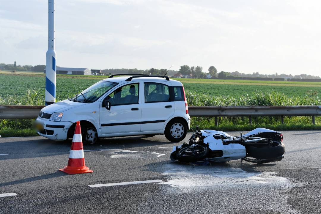 Motorrijder gewond na botsing met auto bij Oud-Vossemeer