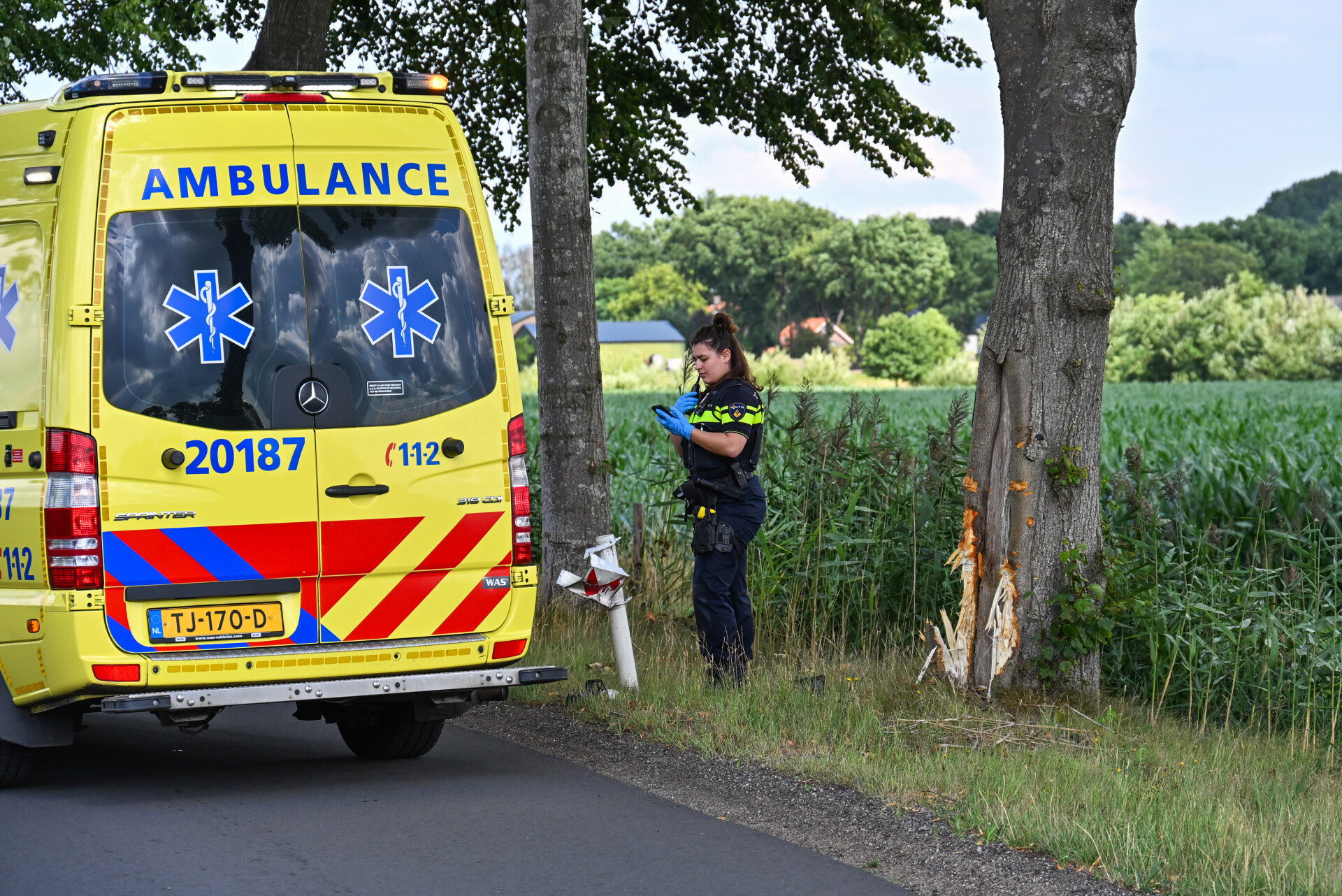 Motorrijder ernstig gewond na botsing tegen boom