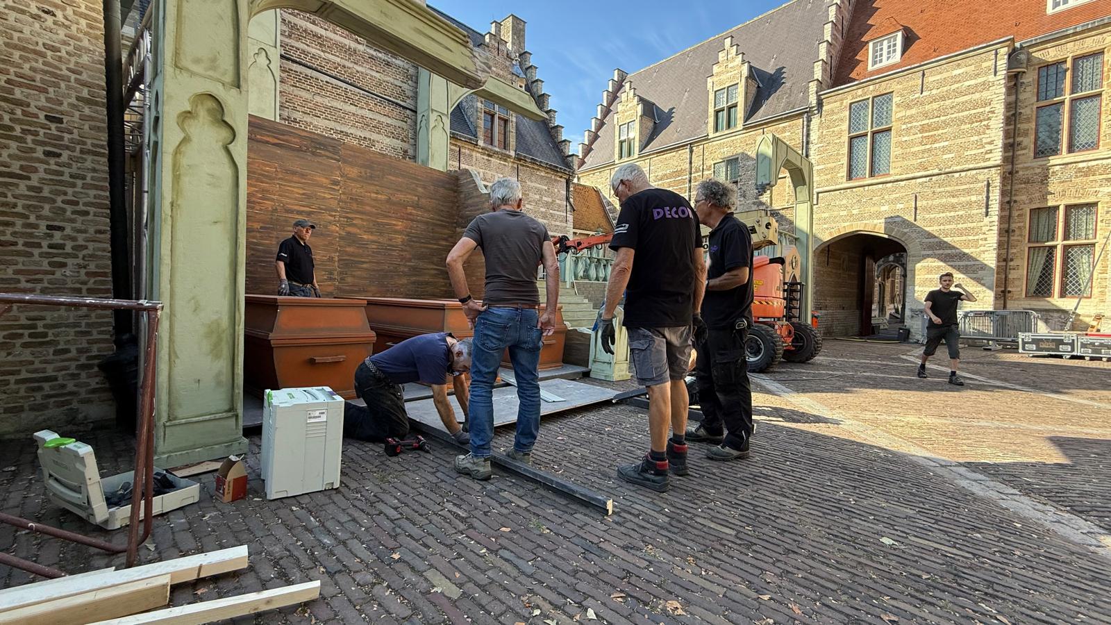 De opbouw van het decor van Huiveren in het Hof is in volle gang.