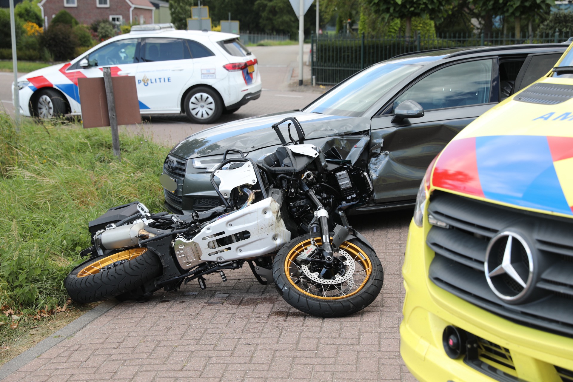 Botsing tussen motor en auto: motorrijder gewond naar ziekenhuis