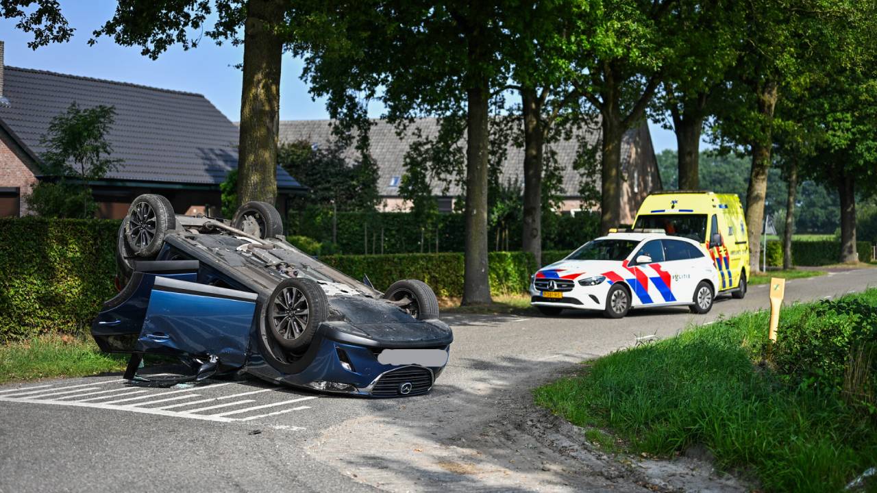 Auto belandt op de kop na botsing op kruising