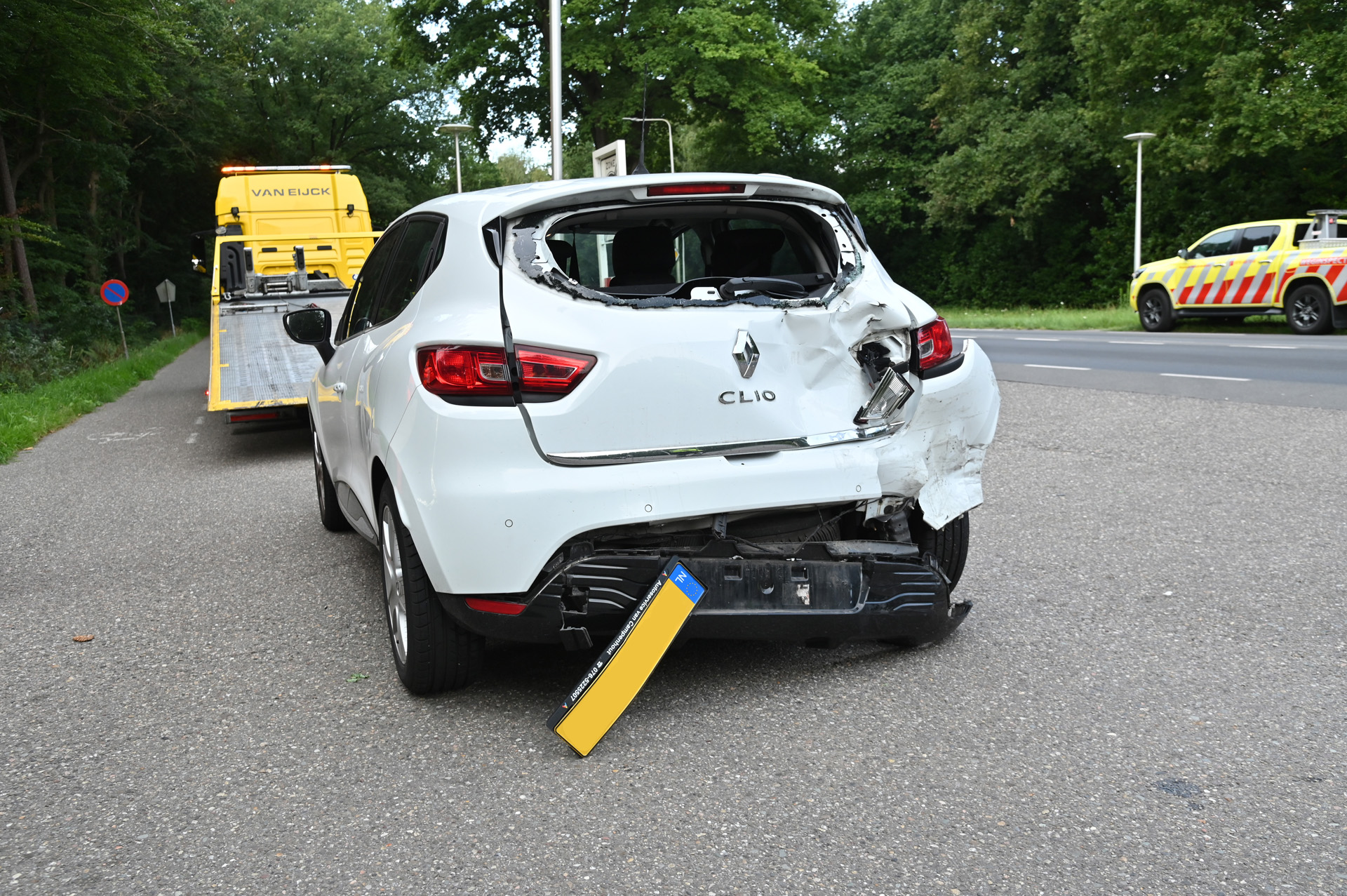 Flinke schade bij aanrijding tussen busje en auto