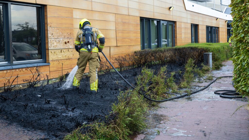 Brand bij kinderopvang Halsteren: gevel vlamgevat