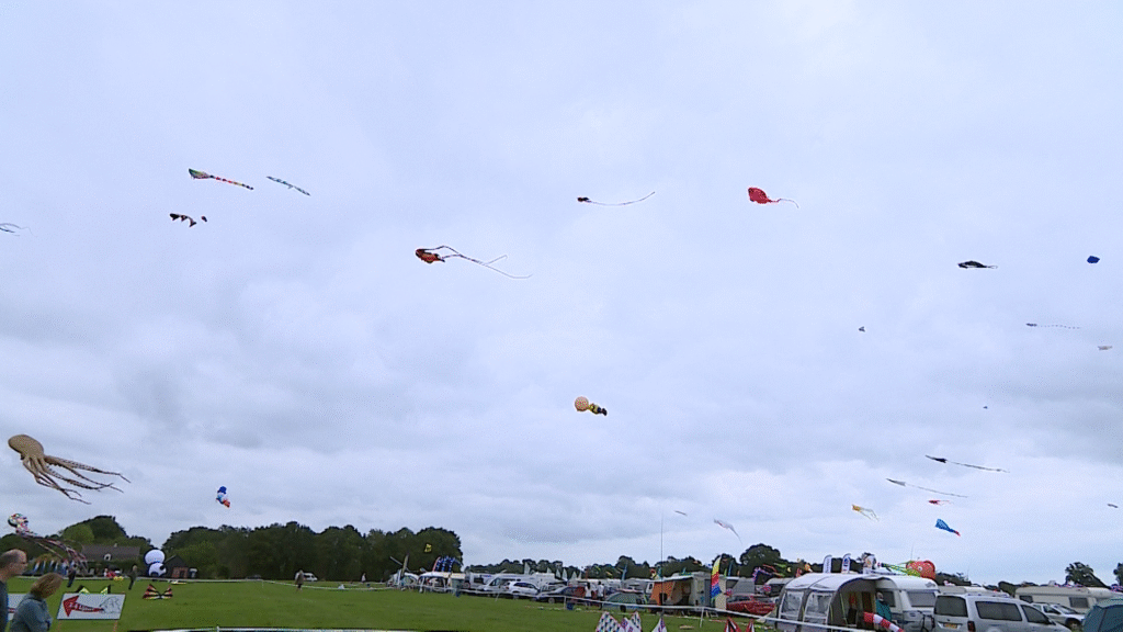 Honderden vliegers kleuren de lucht boven Rijsbergen: ‘Na twee jaar eindelijk weer wind’