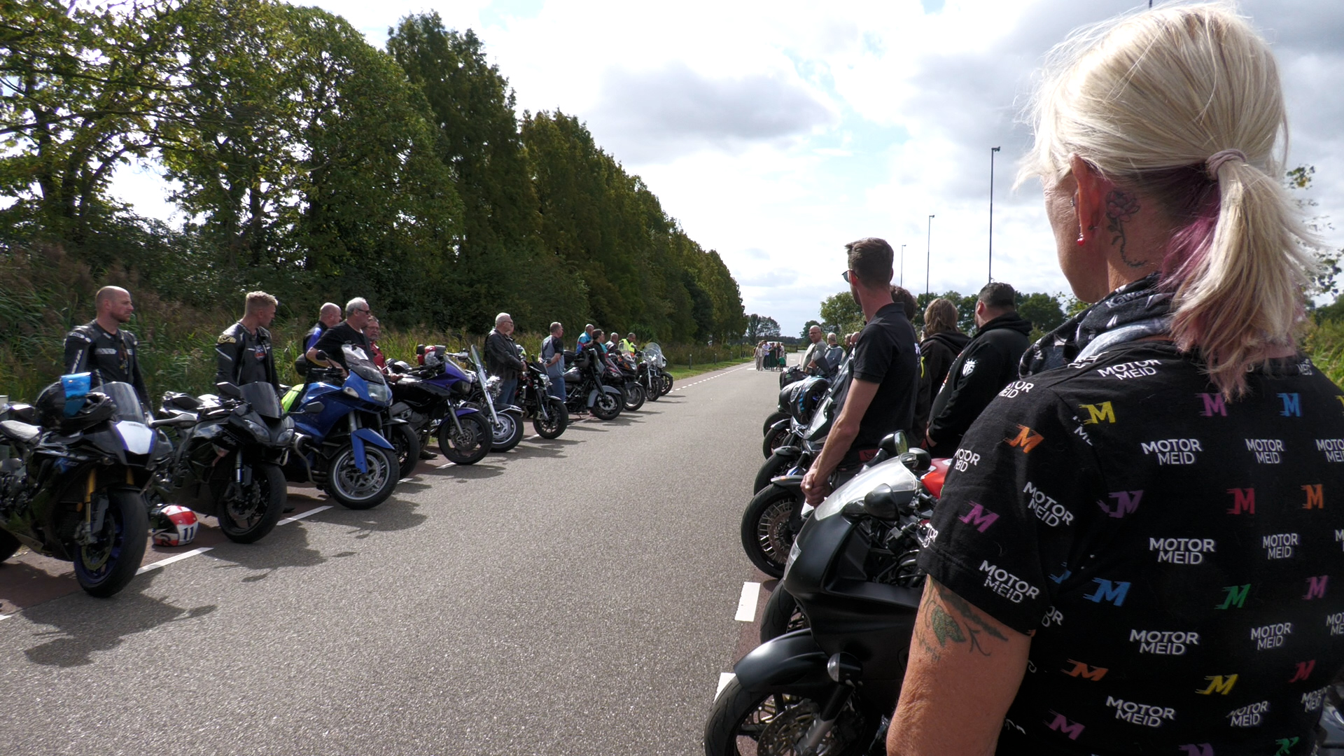 Tientallen motoren vormen rouwstoet voor verongelukte Dennis