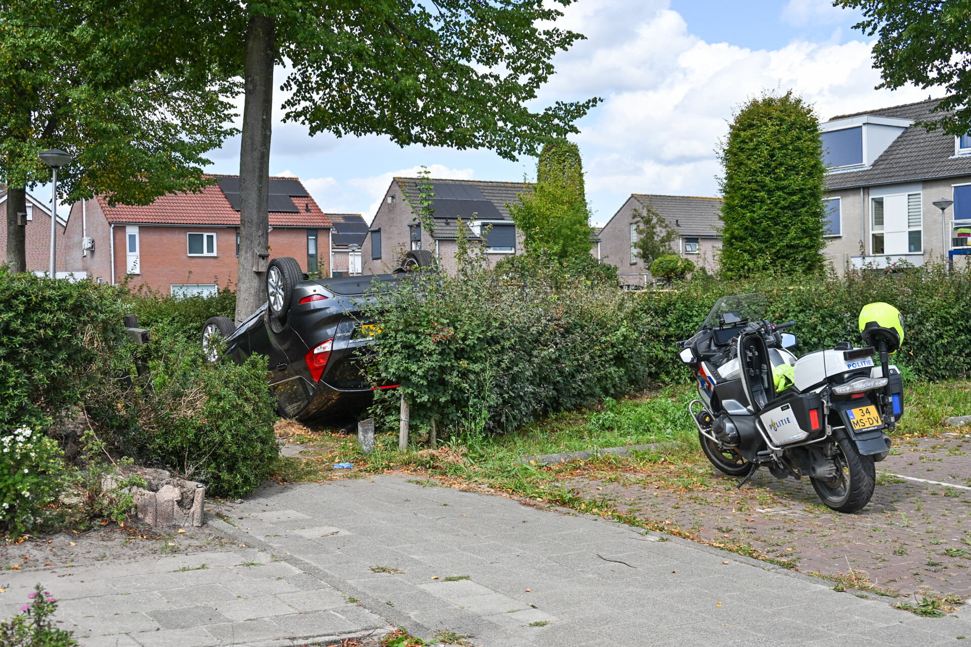Auto belandt na ongeval op de kop, traumahelikopter opgeroepen