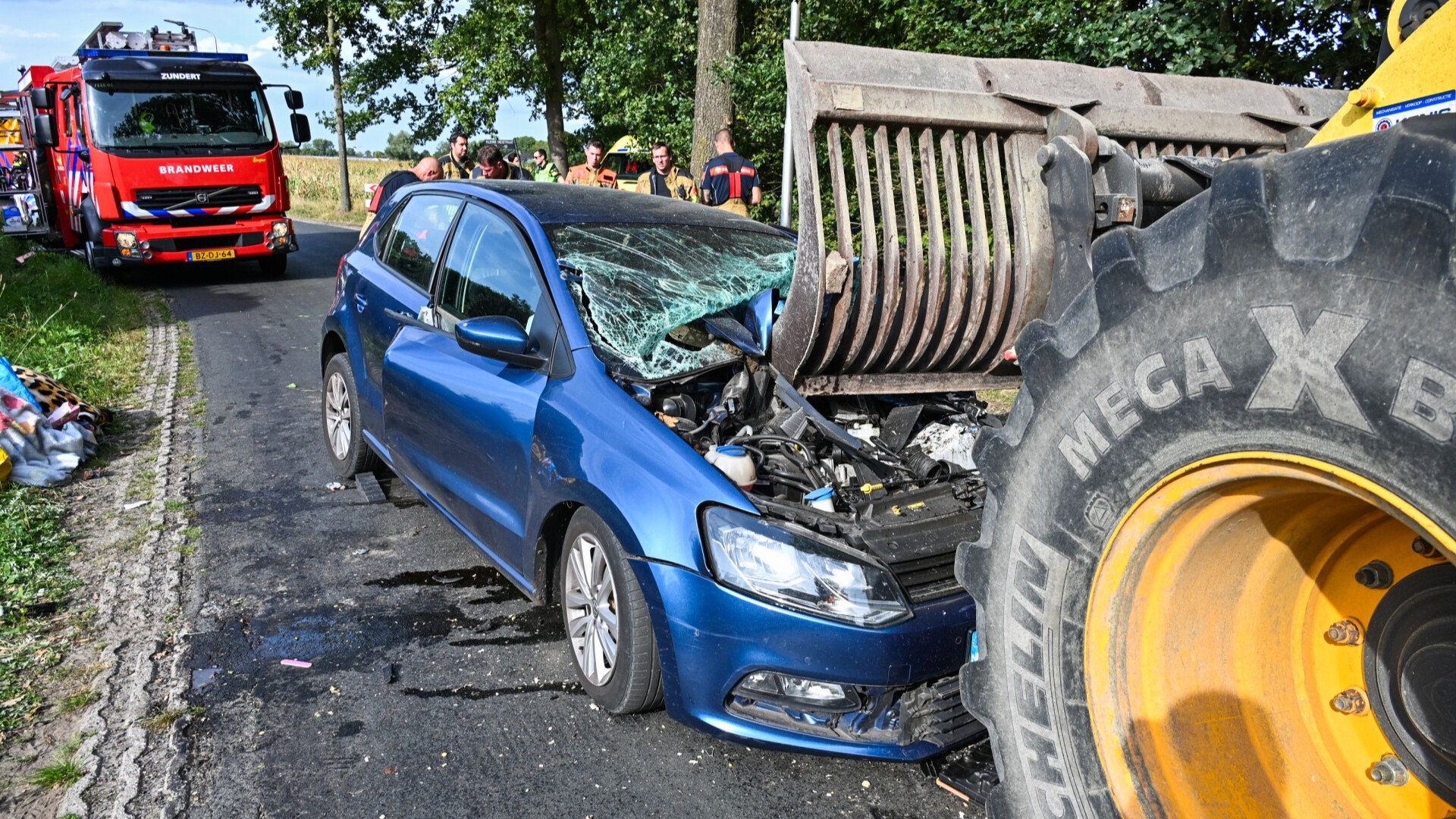 Auto en tractor botsen in Wernhout, bestuurster gewond