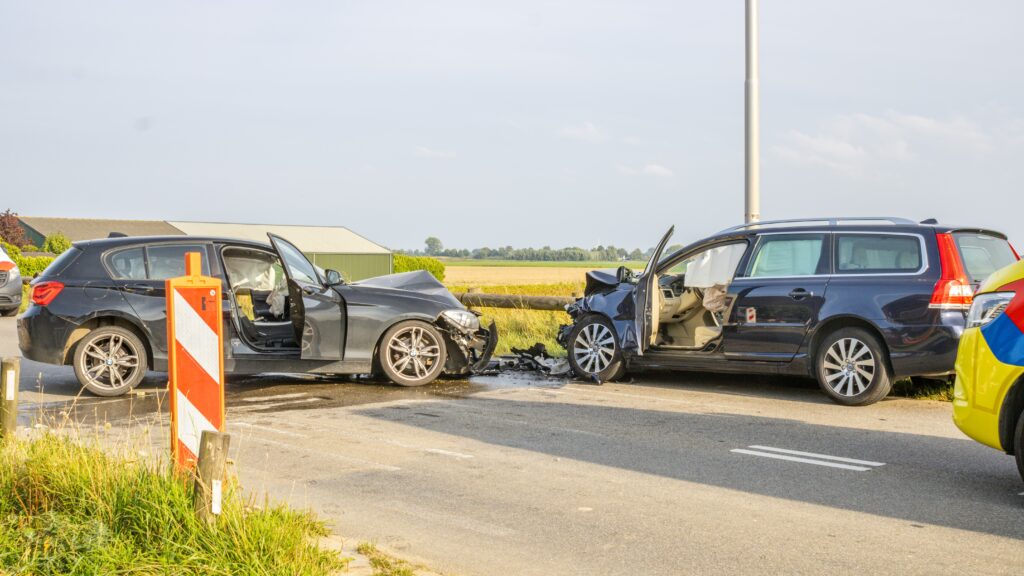 Drie gewonden bij frontale botsing op de N257 bij Nieuw-Vossemeer