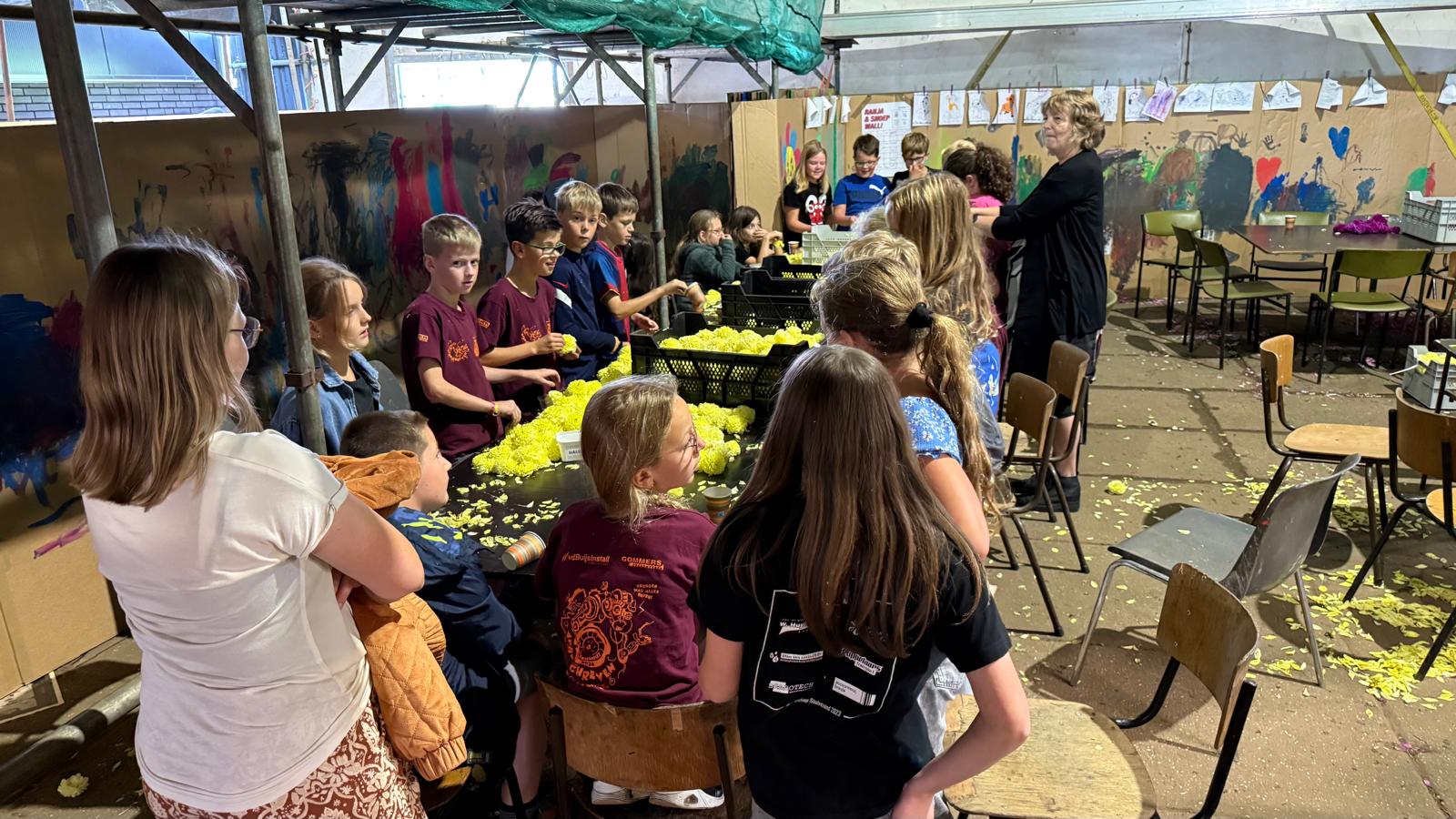 Van priktafel tot corsowagen: honderden dahlia’s voorzien van spijkers