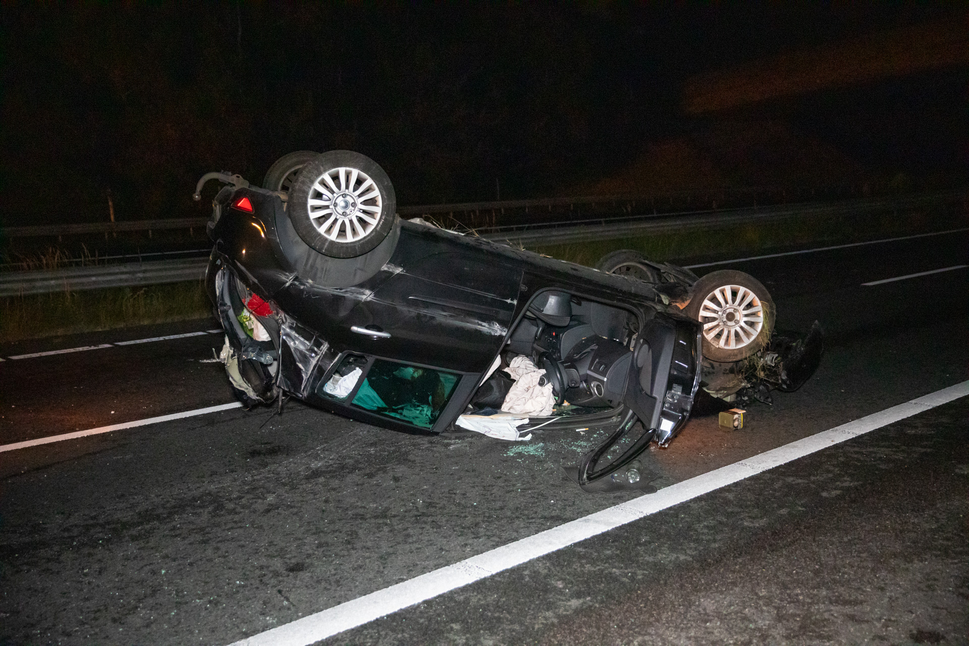 Auto belandt op de kop, bestuurder gewond