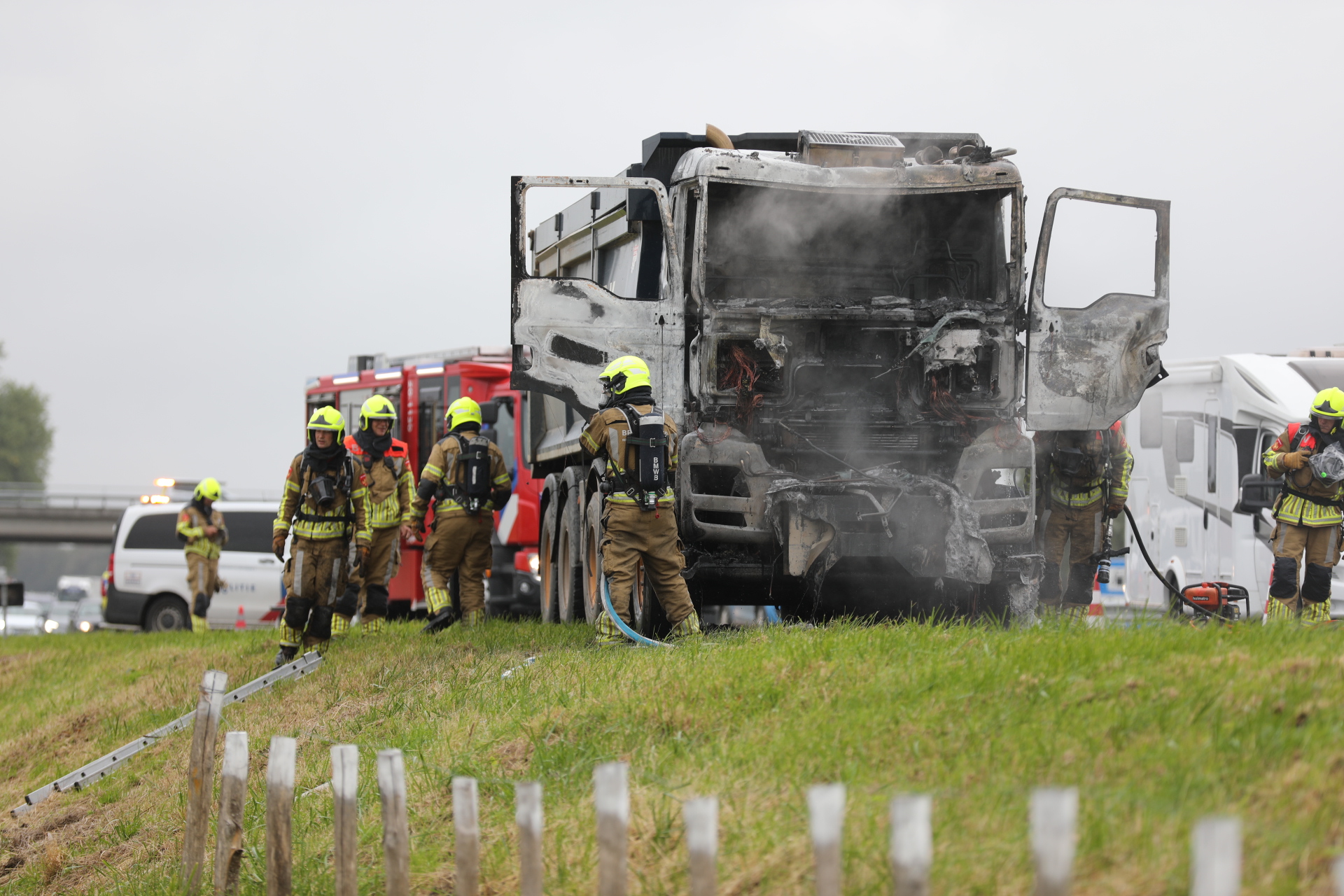 Brand in cabine van vrachtwagen op A17