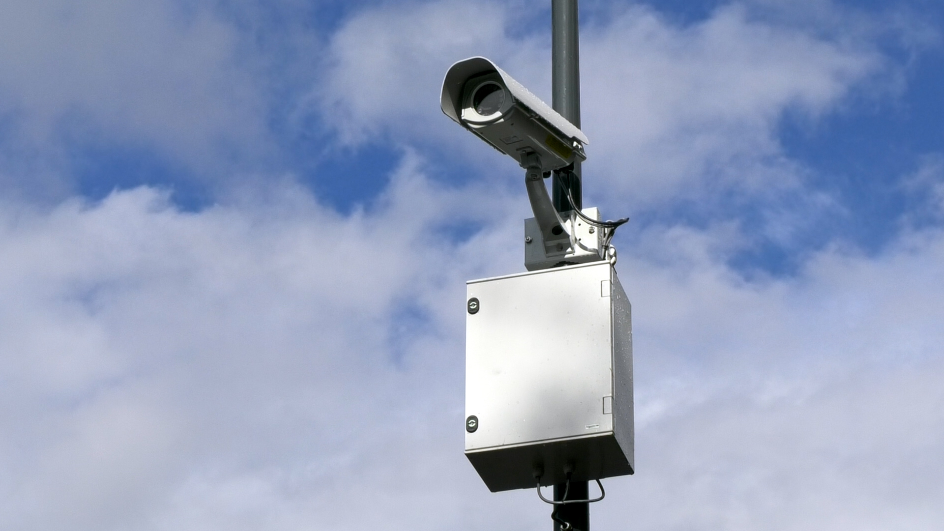 De camera die de kentekens aan de Leursebaan moet gaan controleren is al geplaatst.