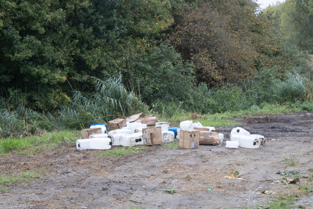 Tientallen jerrycans met drugsafval gevonden in buitengebied