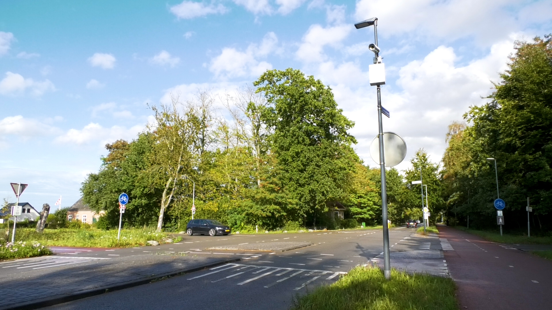 Het kruispunt bij de Zandreef richting Prinsenbeek is voorzien van een verkeerscamera.