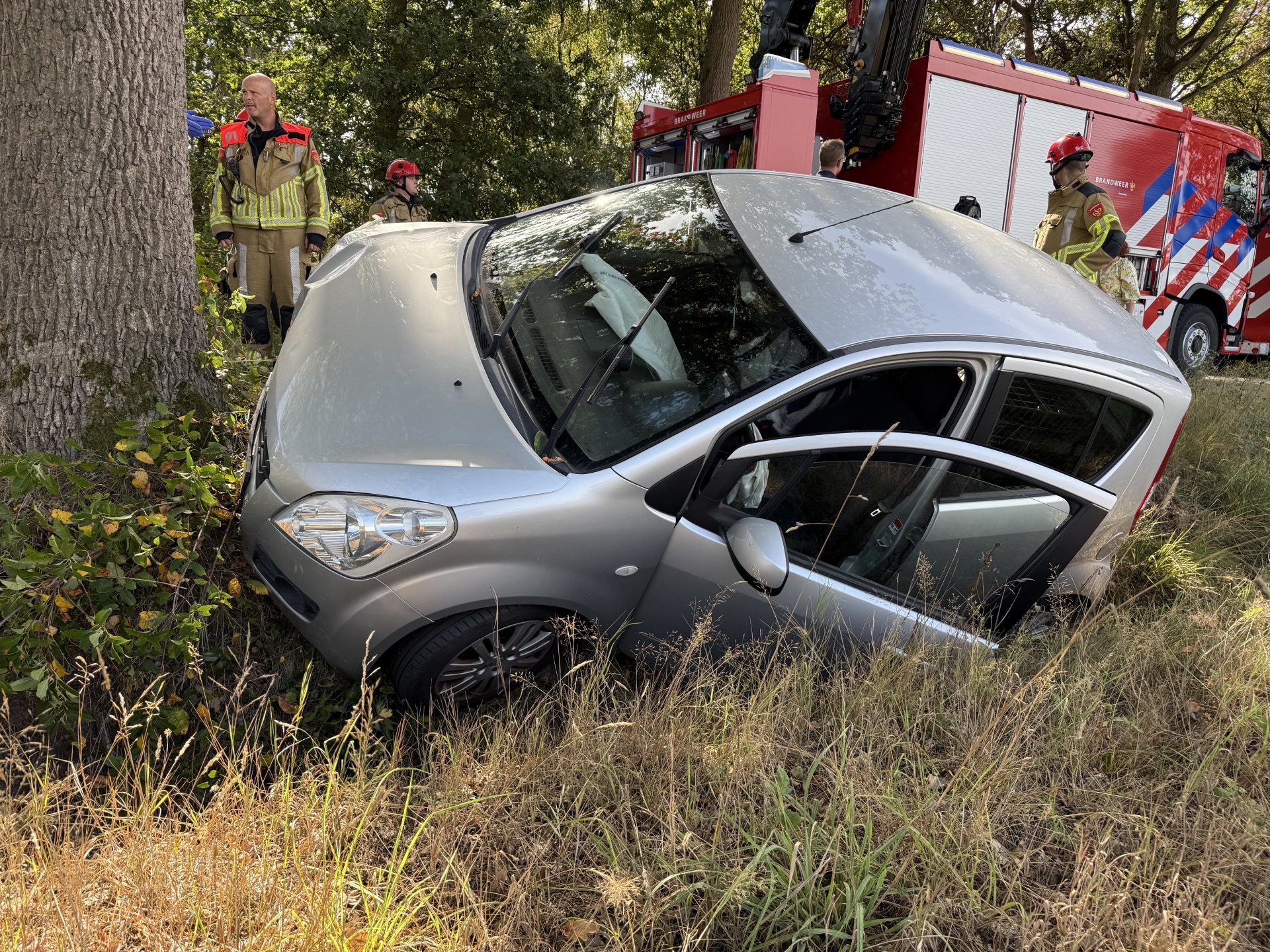 Auto in sloot bij Nispen, inzittenden lichtgewond