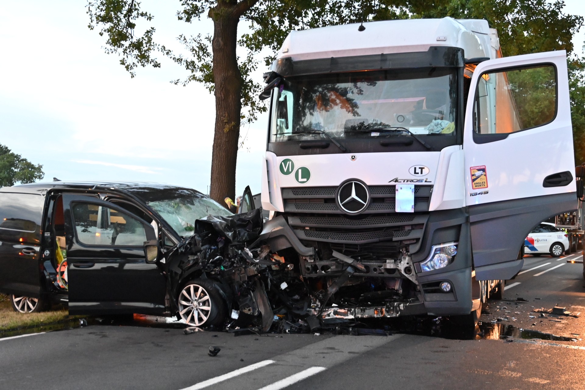 Bestuurder van busje overleden na frontale botsing tegen vrachtwagen