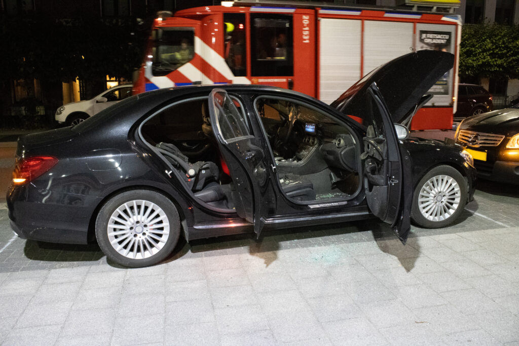 Brand in geparkeerde auto, waarschijnlijk brandstichting