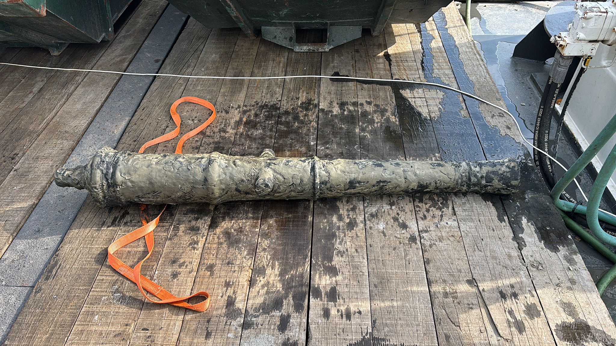 Zestiende-eeuws Engels kanon boven water bij bagger­werkzaamheden in de Mark