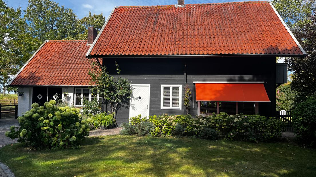 Het allereerste monumentenschildje hangt aan de gevel in gemeente Tholen