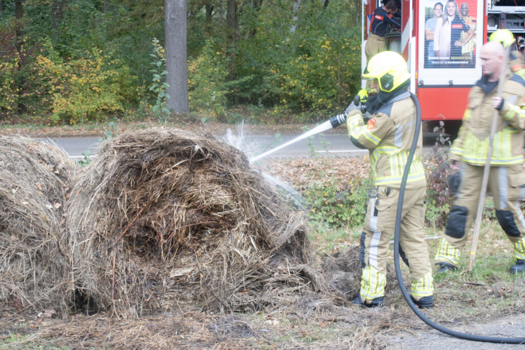 Verschillende hooibalen vliegen in brand bij Halsteren