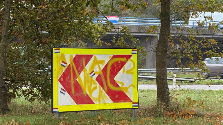 Bosschenhoofd volgeplakt met vlaggen: gemeente en Rijkswaterstaat grijpen in