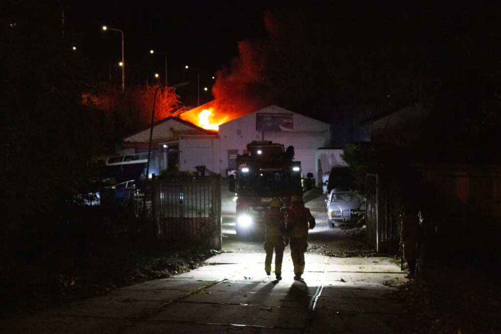 Felle brand verwoest autobedrijf in Tholen