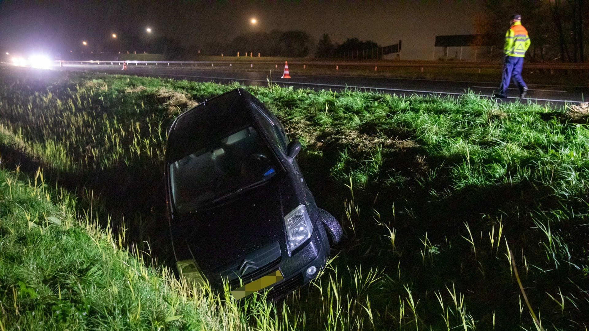 Auto raakt van de weg op A59 bij Standdaarbuiten