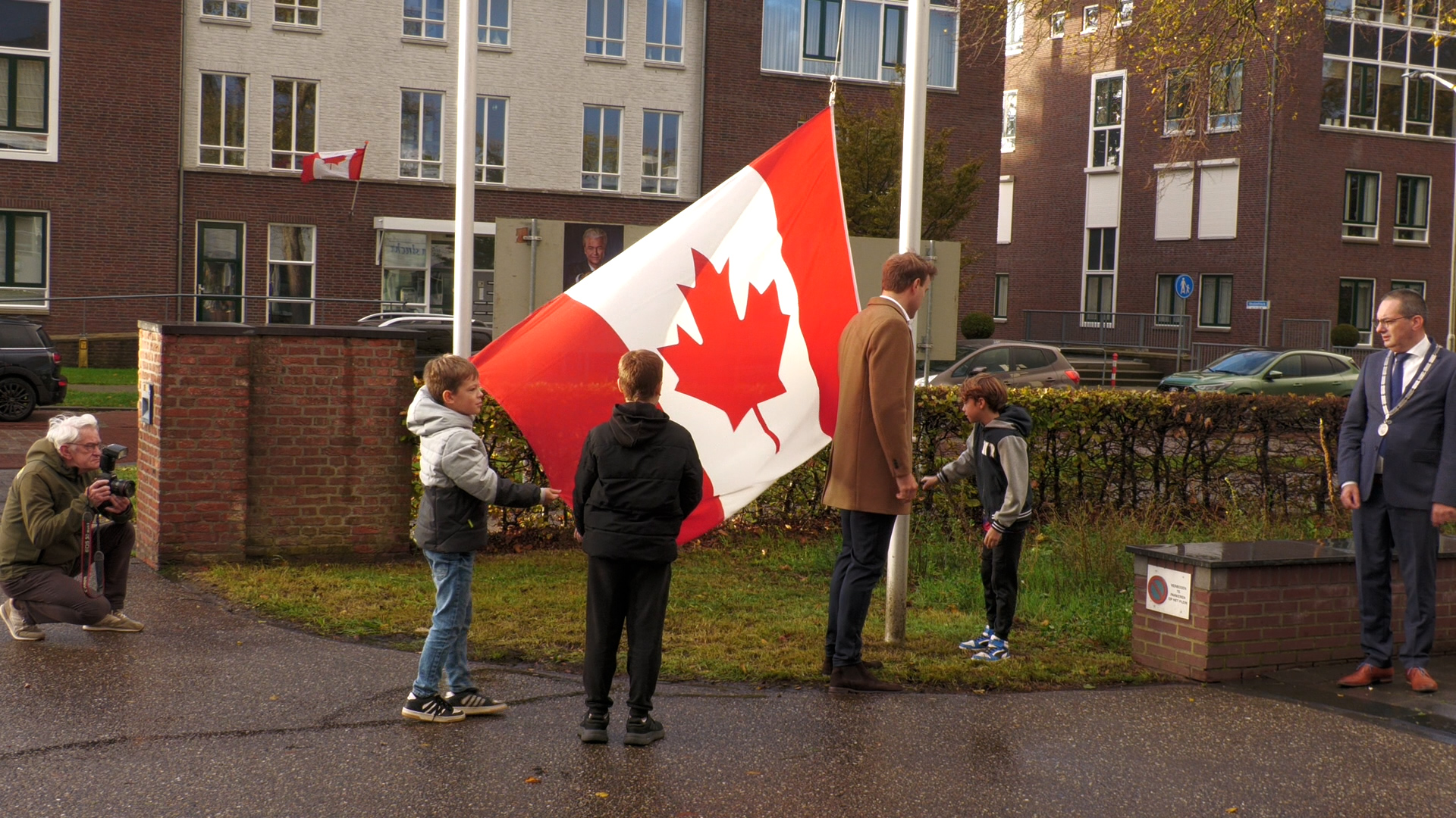Jonge generatie brengt eerbetoon bij hijsen Canadese vlag in Woensdrecht