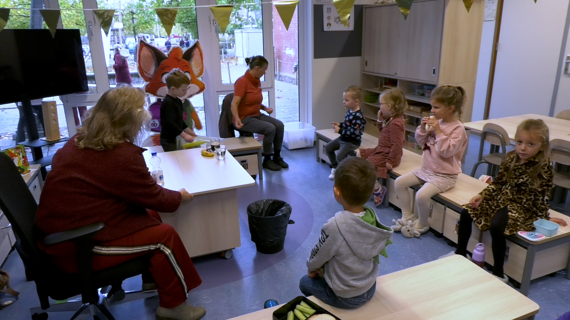 De toekomstig-leerlingen zitten in de kring voor het fruit eten en drinken.