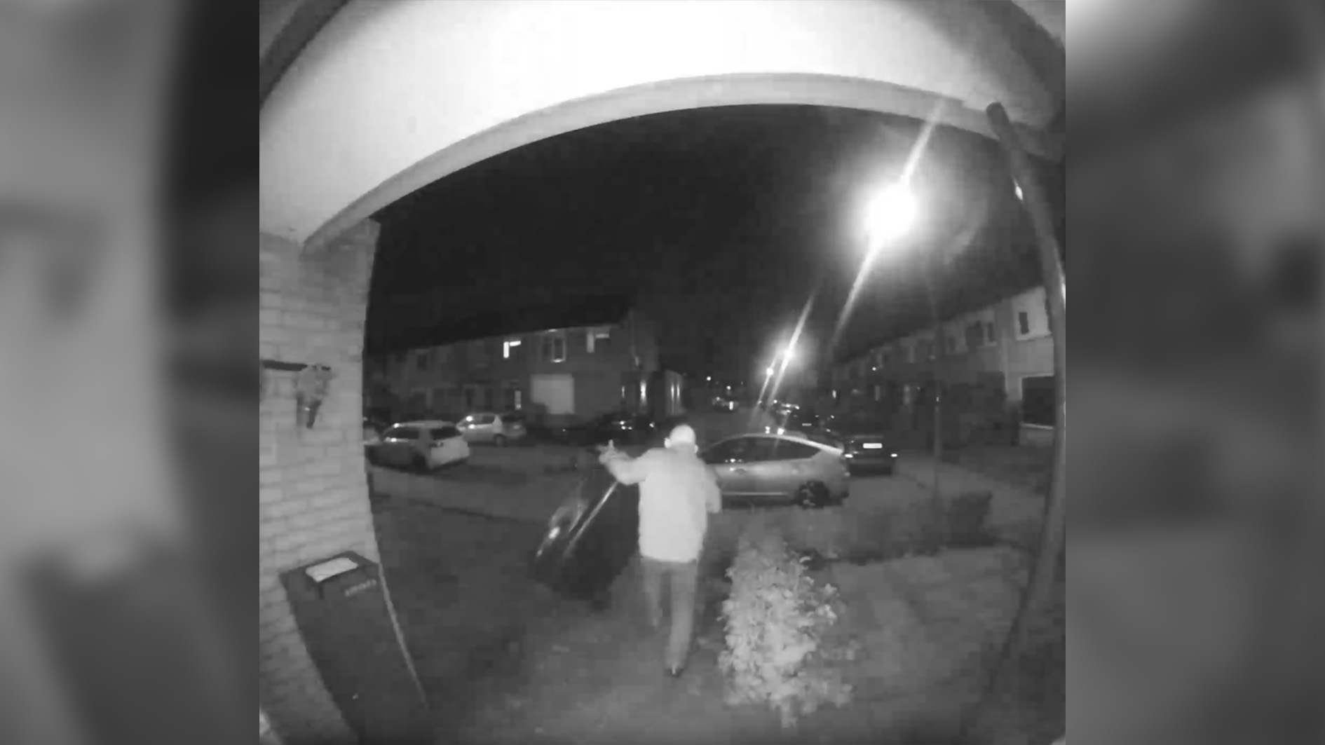 Containerdief jat afvalbakken met elektrische step: ‘Zet ze verderop in de straat neer’