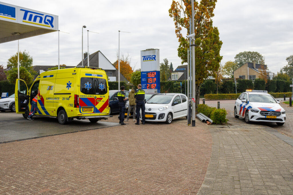 Scooterrijder en automobilist botsen op elkaar na voorrangsfout