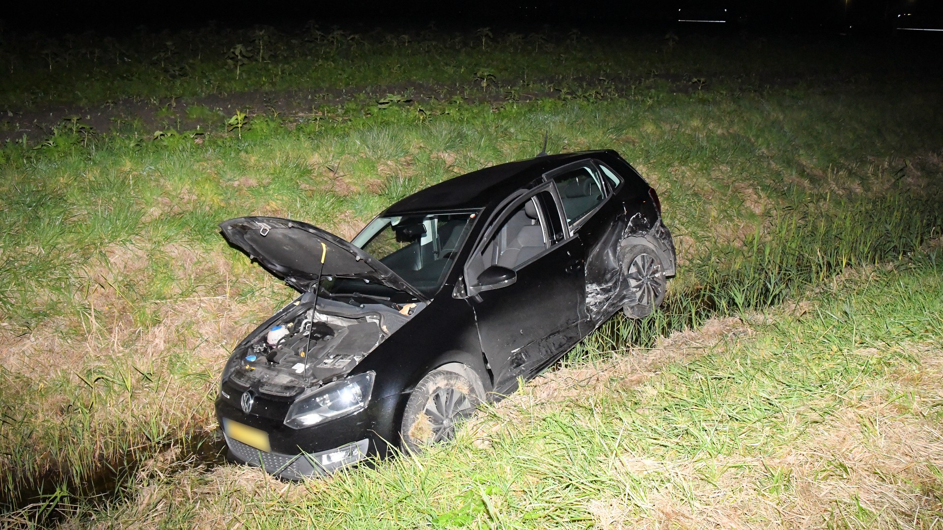 Auto belandt in sloot na botsing op kruising in Sint-Maartensdijk