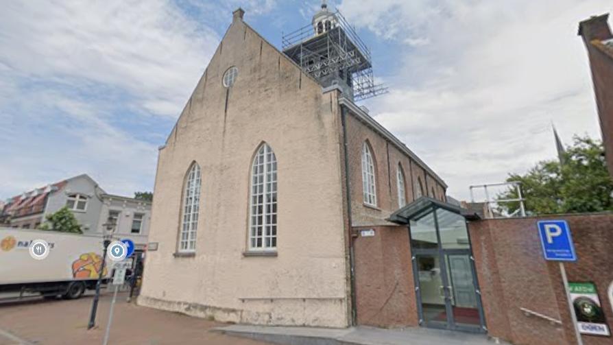 Boze stemmer gooit met meubels in stembureau Etten-Leur