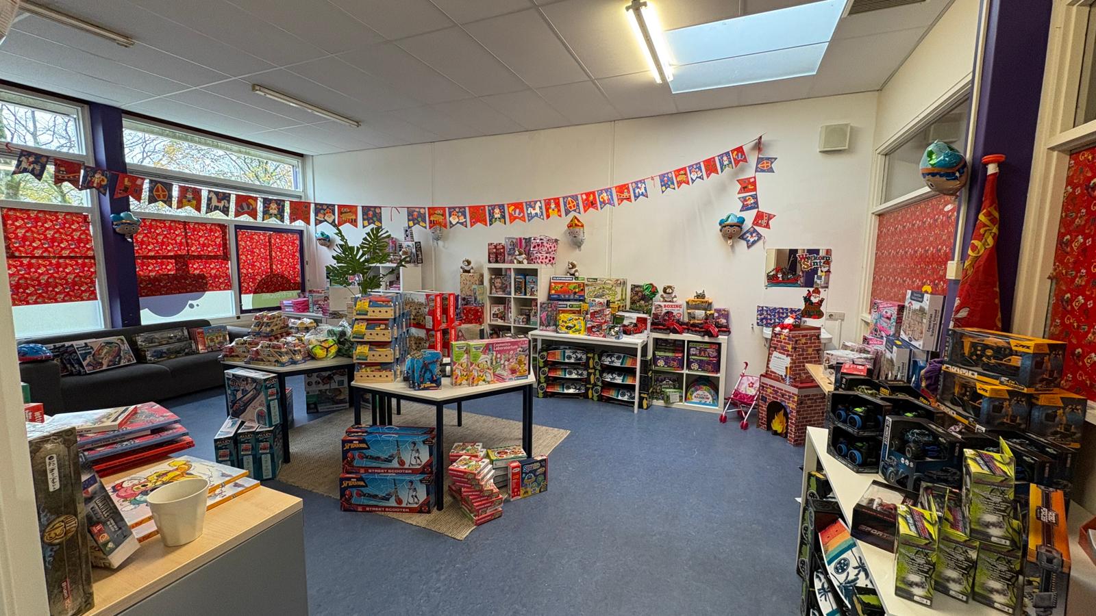 Honderden kinderen die in armoede leven mogen sinterklaas­cadeaus uitkiezen bij Quiet Roosendaal