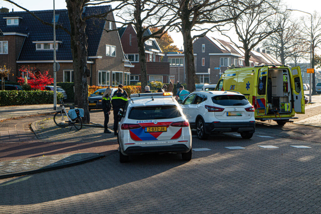 Fietsster gewond na botsing met auto