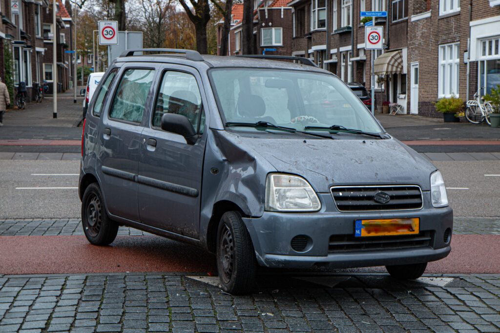 Automobilist en snorfietser komen in botsing op Noordsingel