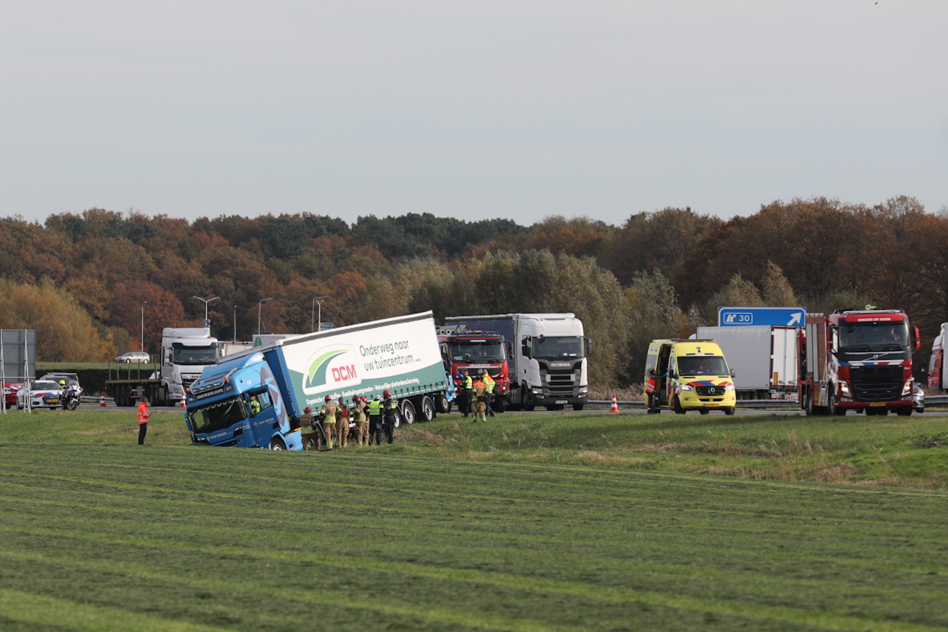 File op snelweg A4 doordat vrachtwagen van de weg raakt