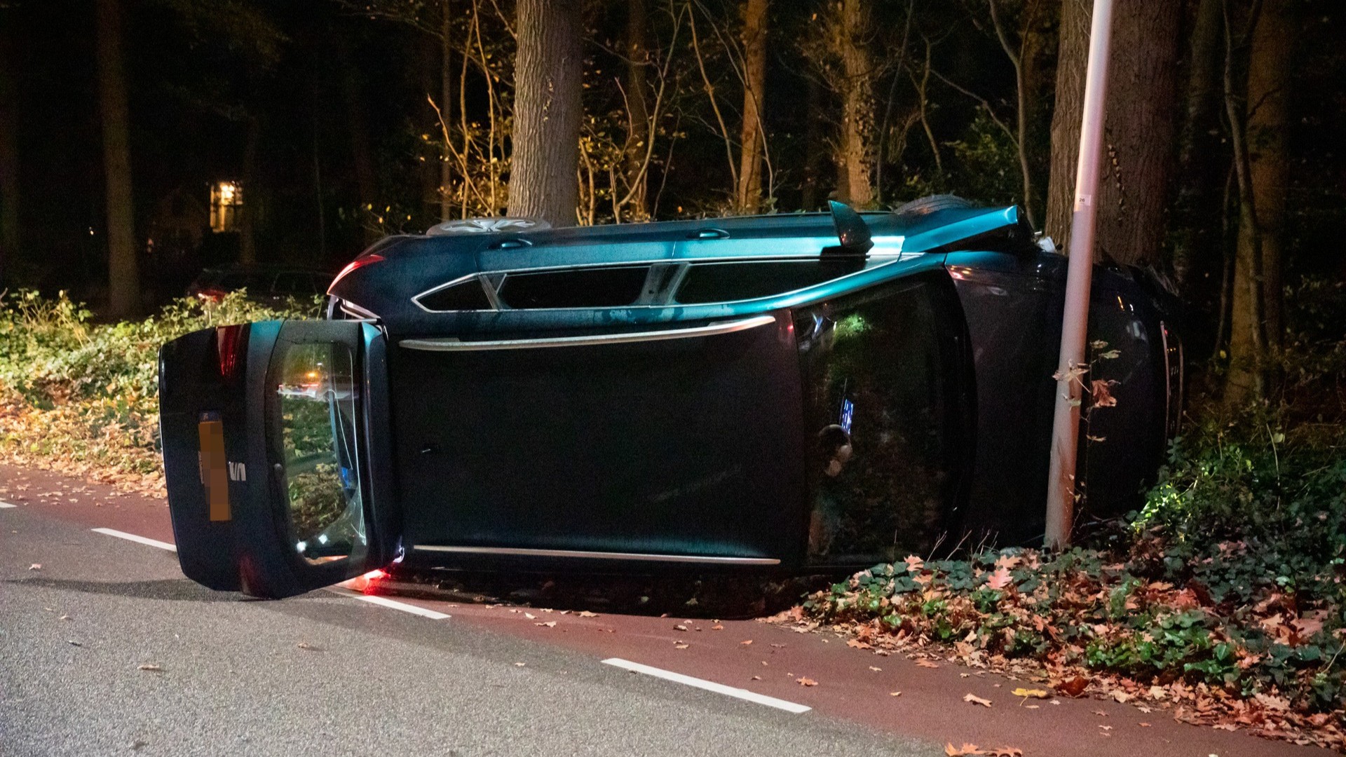 Automobiliste gewond na botsing met boom in Halsteren