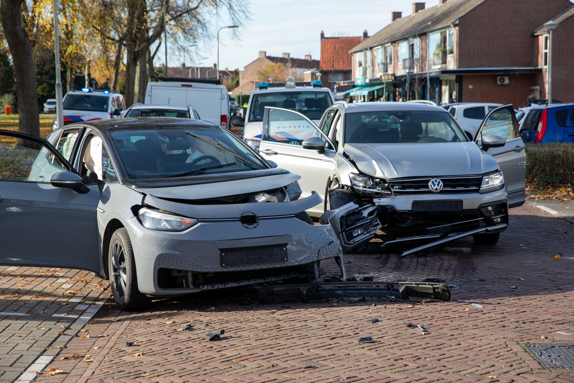 Forse schade na botsing tussen twee auto’s