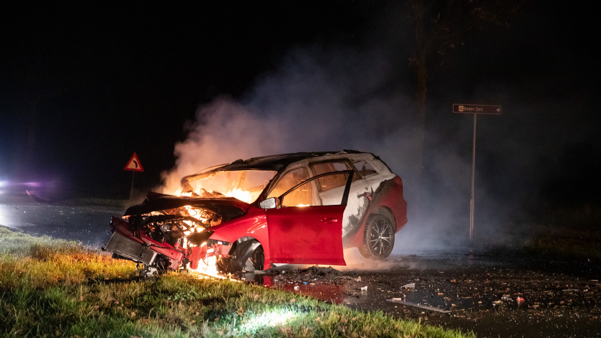 Ernstig ongeval op Vroenhoutseweg Roosendaal, auto in brand.