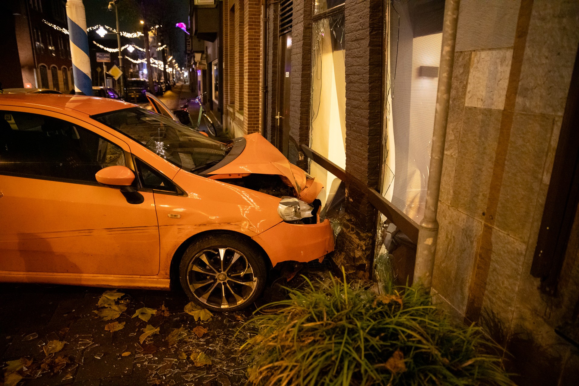 Auto ramt hotel in Roosendaal, gevel flink beschadigd
